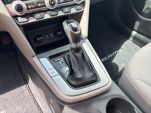 Used 2020 Hyundai Elantra SE FWD image 24