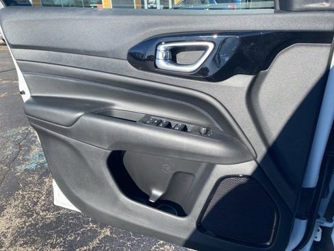 New 2026 Jeep Compass Latitude image 17