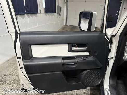 Used 2010 Toyota FJ Cruiser 4WD image 20