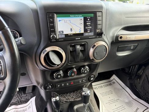 Used 2017 Jeep Wrangler Sahara AWD/4WD image 15