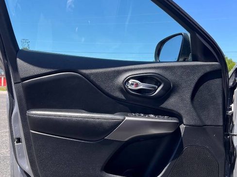 Used 2019 Jeep Cherokee Latitude Plus image 12