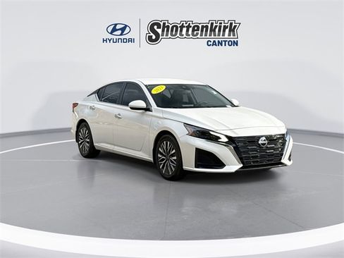 Used 2023 Nissan Altima 2.5 SV image 2