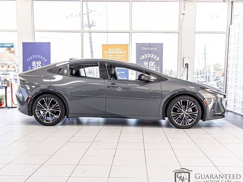 Used 2023 Toyota Prius XLE FWD image 9
