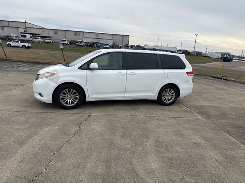 Used 2013 Toyota Sienna XLE image 8