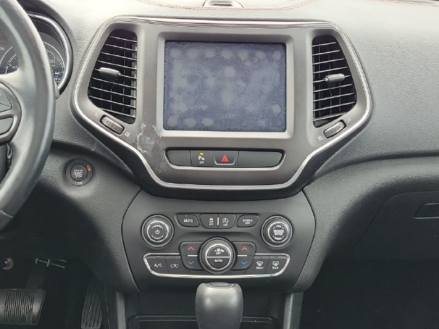 Used 2019 Jeep Cherokee Trailhawk AWD/4WD image 23