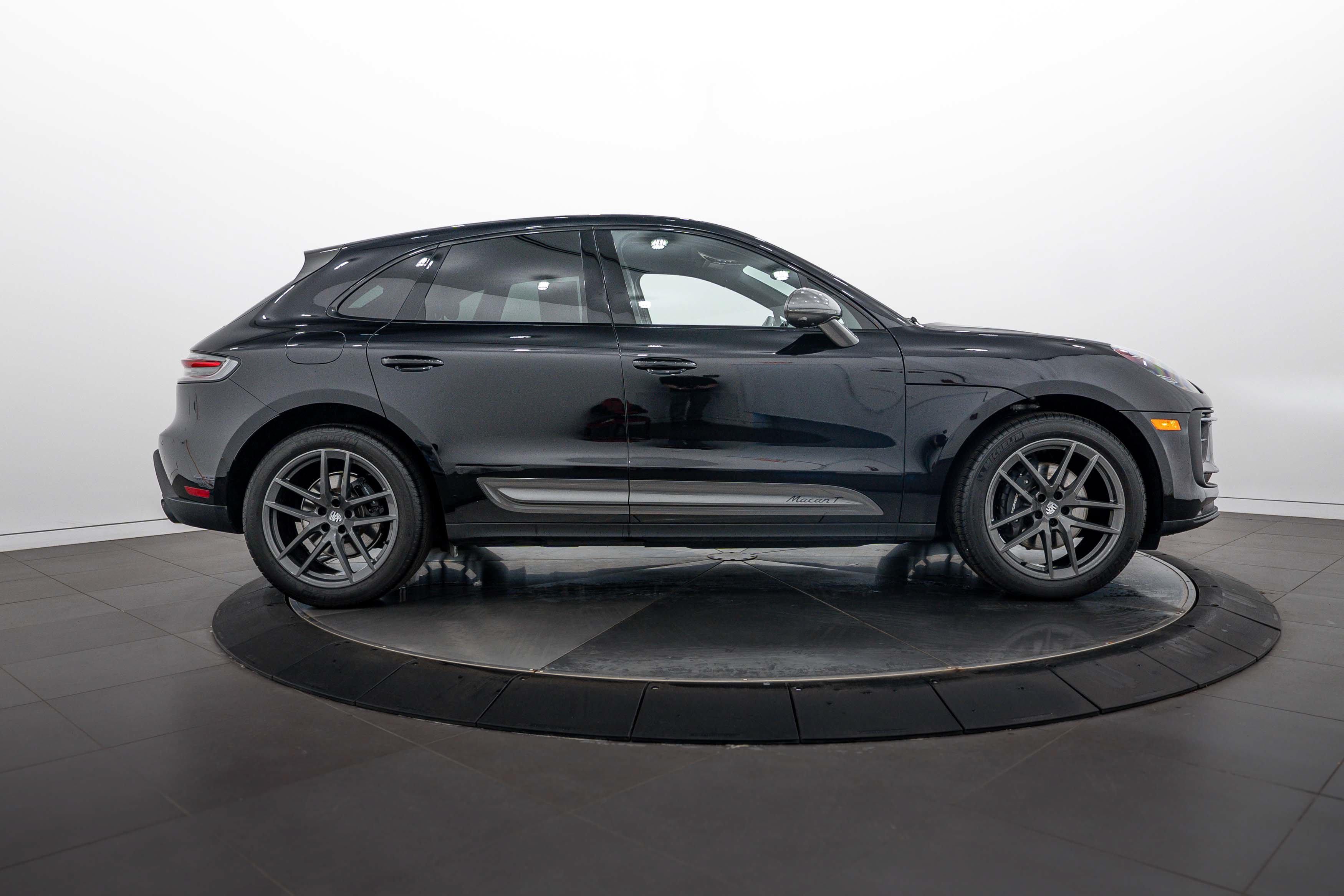 Certified 2026 Porsche Macan Turbo AWD/4WD image 8