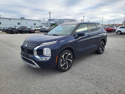 Used 2023 Mitsubishi Outlander SE image 1