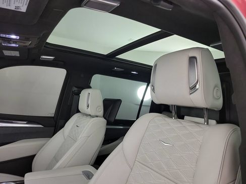 Certified 2025 Cadillac Escalade ESV V AWD/4WD image 21