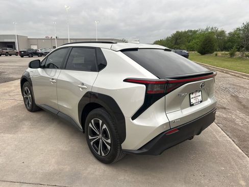 Used 2024 Toyota bZ4X XLE w/ Weather Package image 8