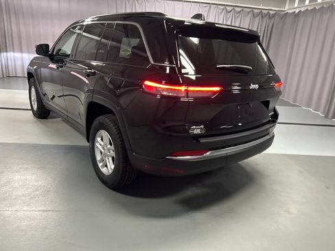 Used 2025 Jeep Grand Cherokee Laredo w/ Luxury Tech Group I AWD/4WD image 5
