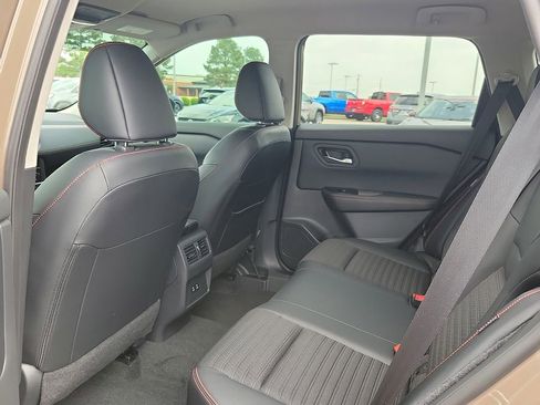 Used 2025 Nissan Rogue SV AWD/4WD image 9
