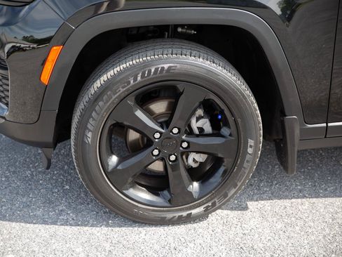 Used 2023 Jeep Grand Cherokee Altitude AWD/4WD image 9