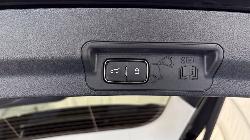 Used 2025 Ford Explorer Active AWD/4WD image 6