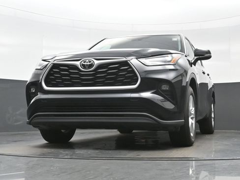 Used 2024 Toyota Highlander LE FWD image 27
