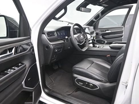 Used 2024 Jeep Wagoneer L Series II w/ Flexible Seating Group AWD/4WD image 9