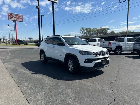 Used 2024 Jeep Compass Latitude image 2