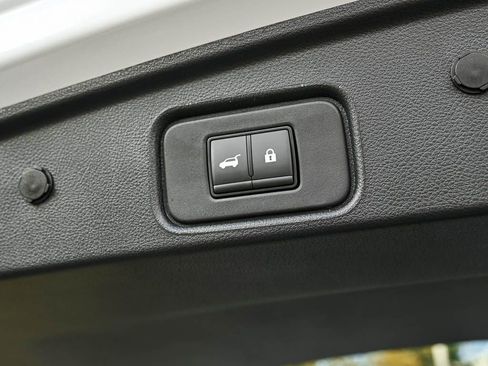 New 2025 Nissan Pathfinder SL image 9