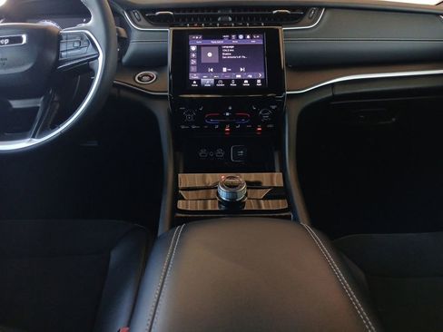 Used 2025 Jeep Grand Cherokee Altitude AWD/4WD image 15