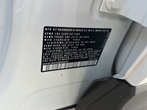 Certified 2025 Volkswagen Taos SE FWD image 32