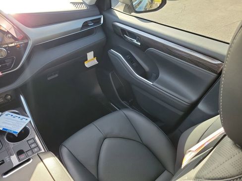 New 2025 Toyota Highlander Platinum image 14