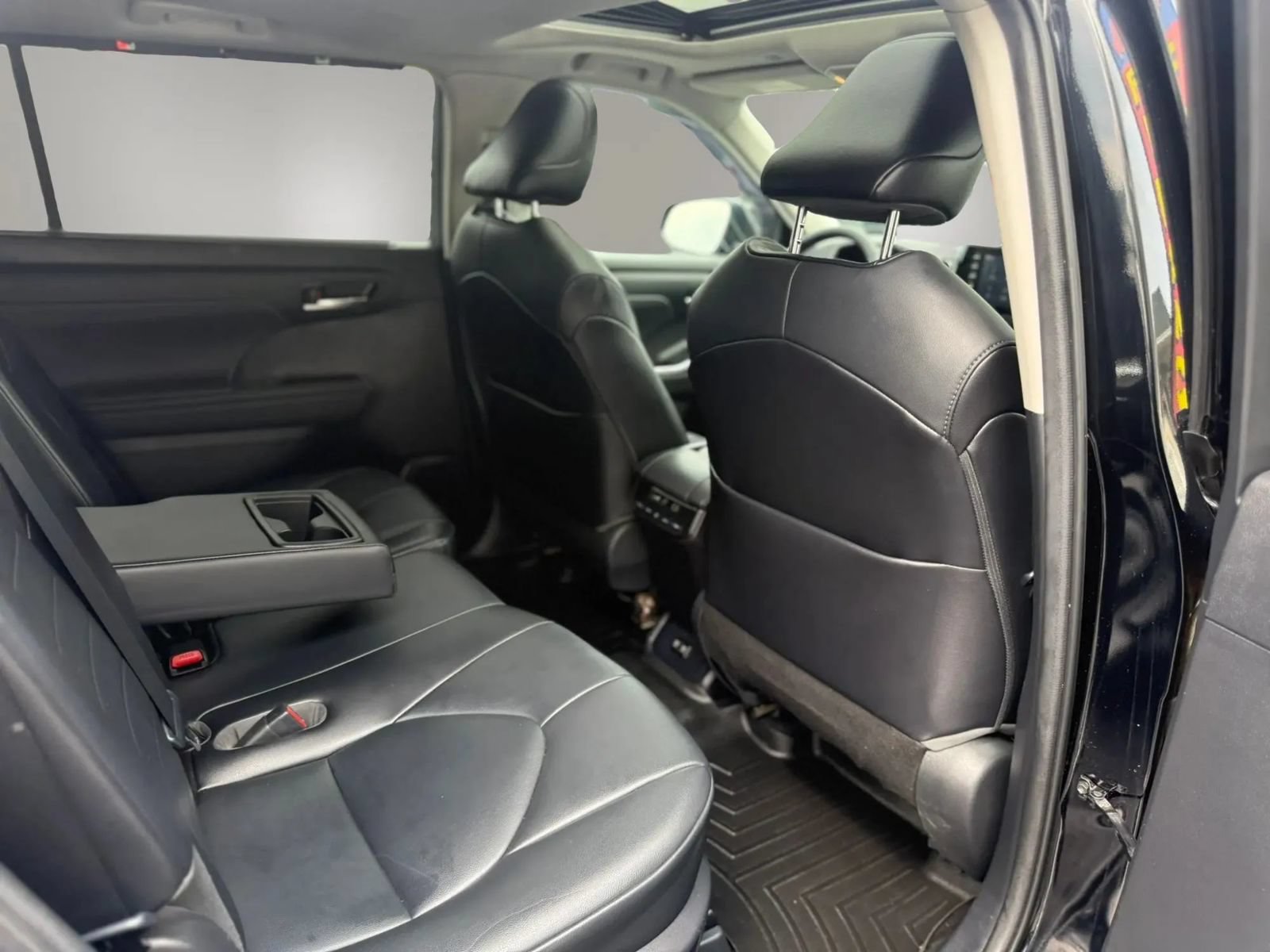Used 2021 Toyota Highlander XLE AWD/4WD image 44