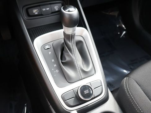Used 2025 Hyundai Venue SEL FWD image 37