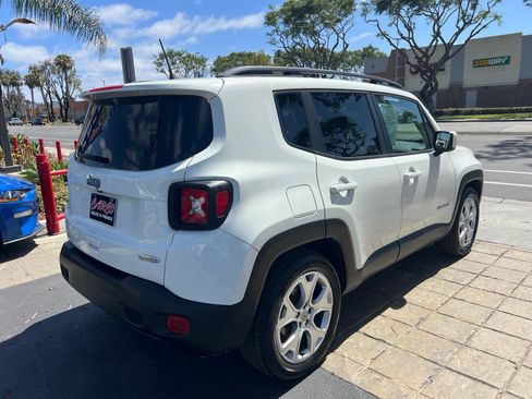 Used 2019 Jeep Renegade Latitude w/ UConnect 8.4 Nav Group FWD image 8