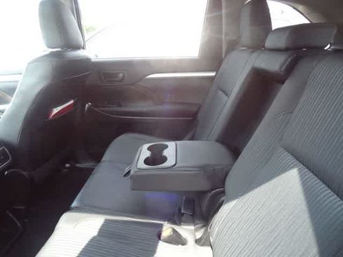 Used 2015 Toyota Highlander Plus AWD/4WD image 7