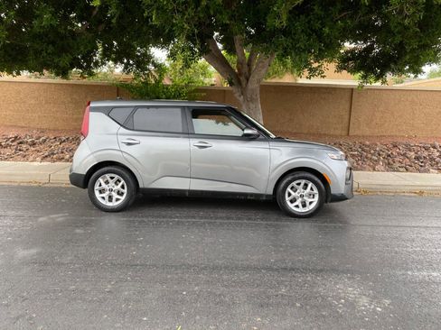 Used 2022 Kia Soul LX w/ Technology Package FWD image 4