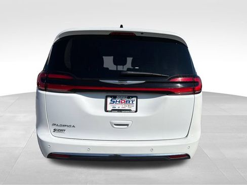 Used 2023 Chrysler Pacifica Touring-L FWD image 6