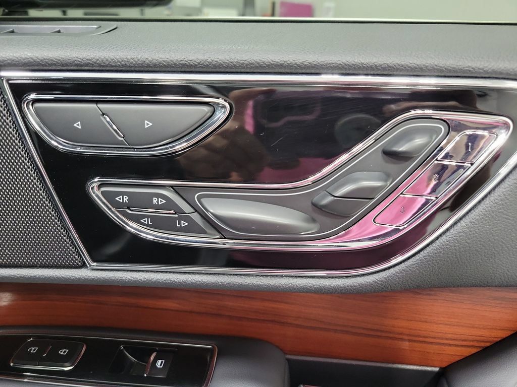 Used 2022 Lincoln Navigator Reserve AWD/4WD image 25