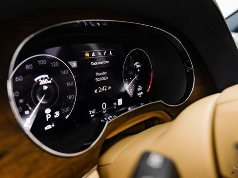 Used 2023 Bentley Bentayga Extended Wheelbase AWD/4WD image 32