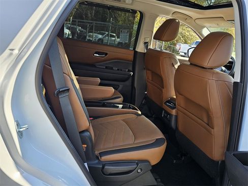 New 2025 Nissan Pathfinder Platinum image 11