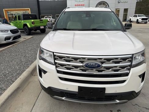 Used 2018 Ford Explorer XLT w/ Equipment Group 202A image 8