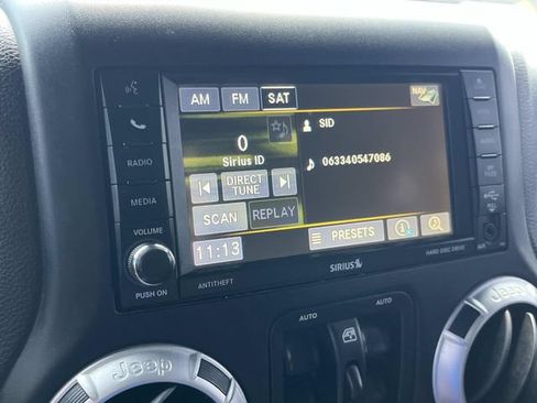 Used 2015 Jeep Wrangler Unlimited Rubicon w/ Connectivity Group AWD/4WD image 31