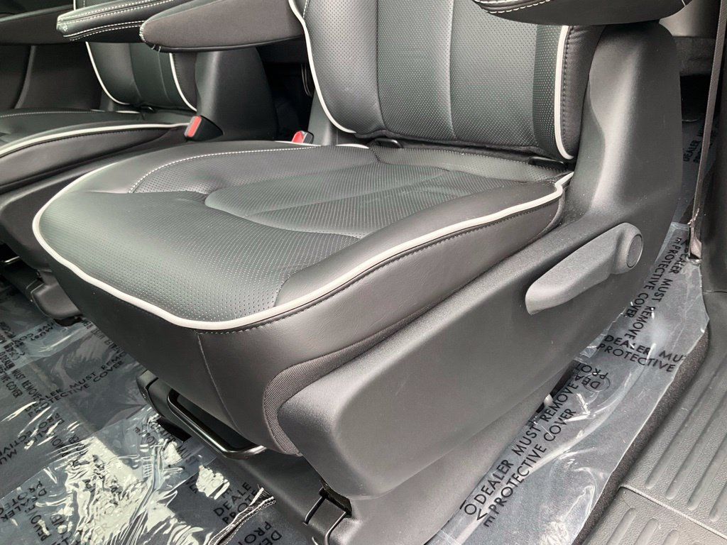 Used 2023 Chrysler Pacifica Limited w/ S Appearance Package FWD image 25