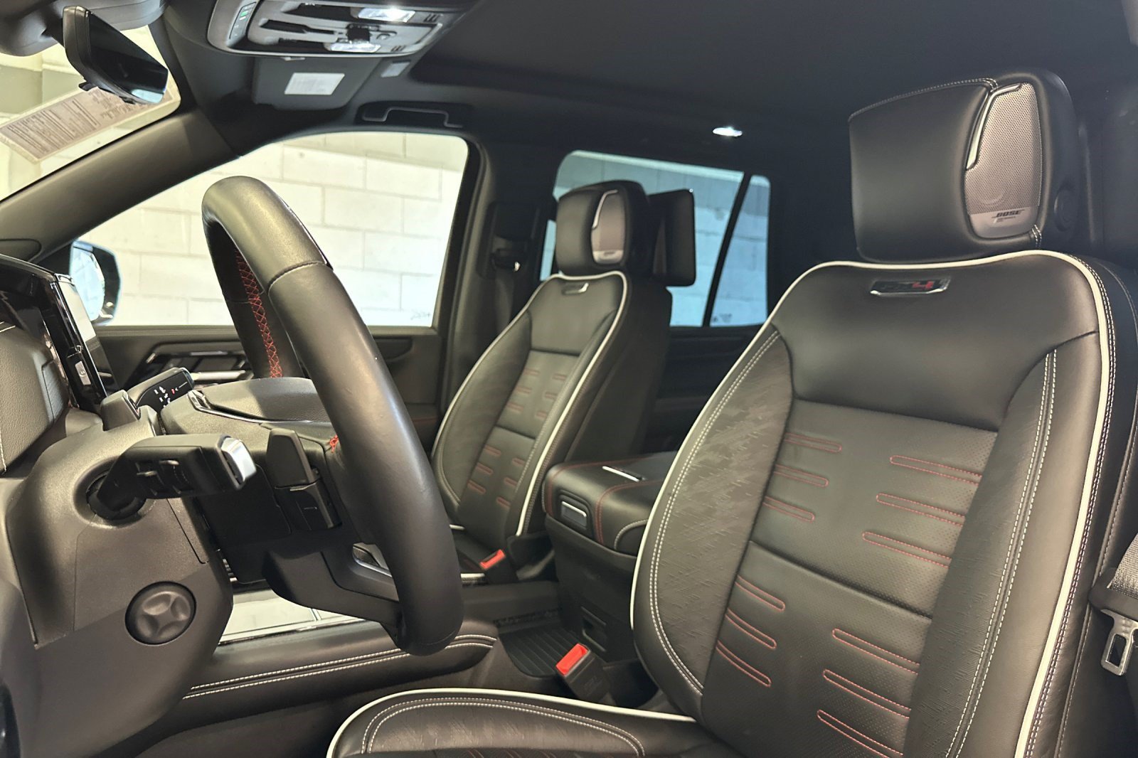 Used 2025 GMC Yukon AT4 Ultimate w/ LPO, AT4 Appearance Package AWD/4WD image 5