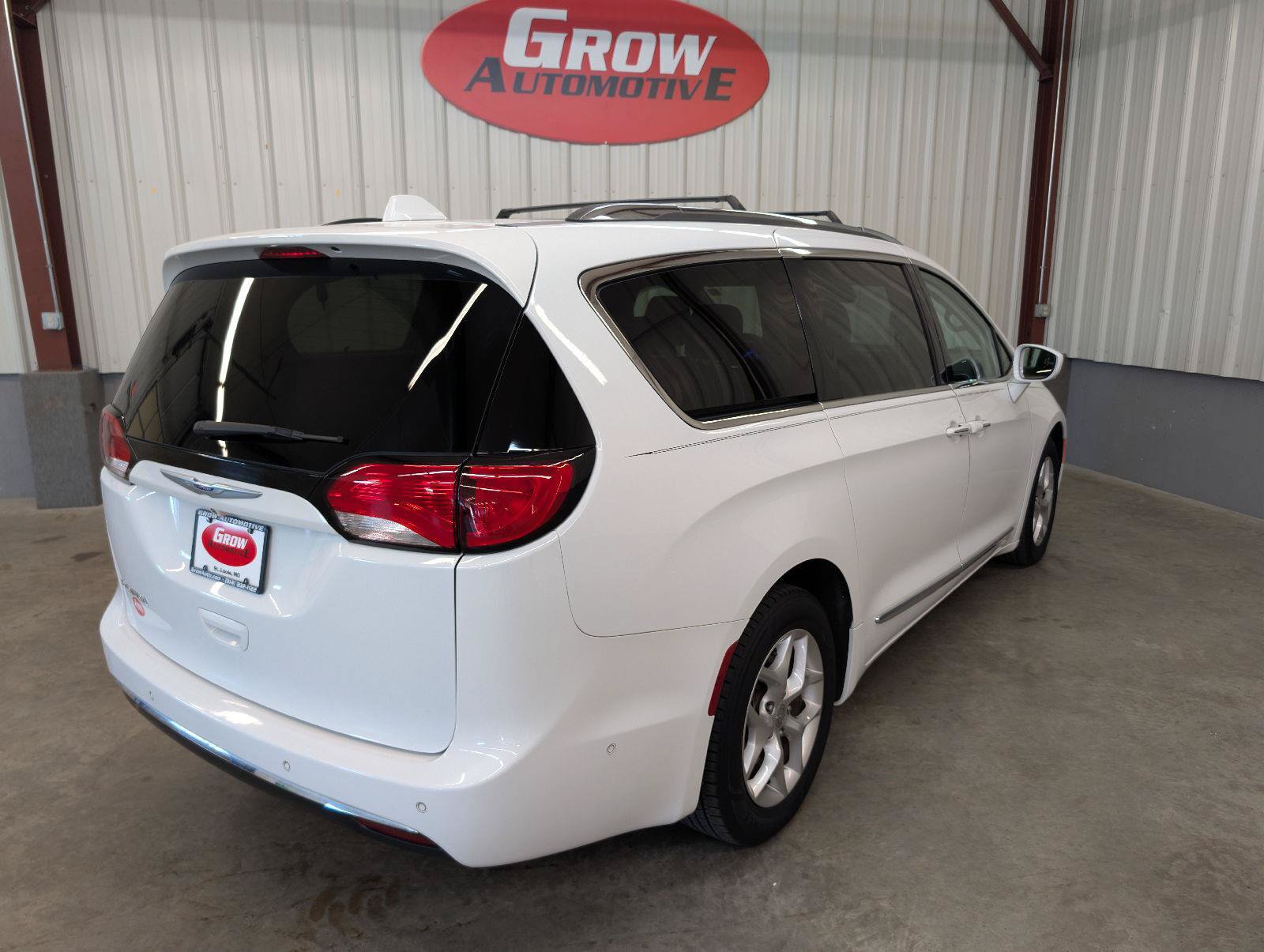 Used 2019 Chrysler Pacifica Touring-L Plus w/ Advanced Safetytec Group FWD image 12
