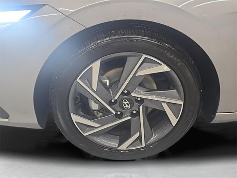 Certified 2025 Hyundai Elantra SEL image 32