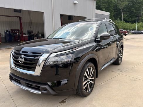 Used 2025 Nissan Pathfinder Platinum FWD image 7