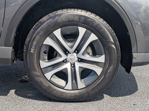 Used 2018 Toyota RAV4 LE FWD image 11