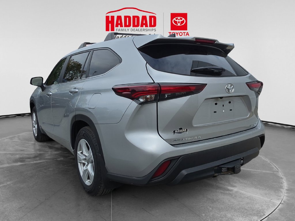 Used 2024 Toyota Highlander LE AWD/4WD image 3