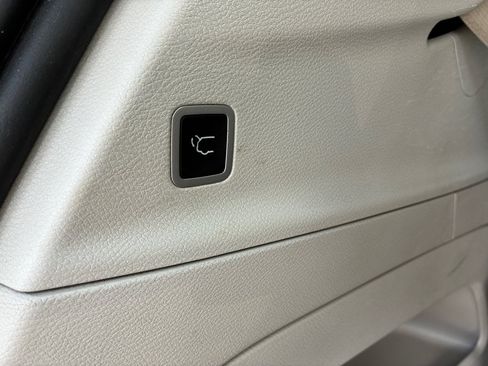 Used 2020 Chrysler Pacifica Touring FWD image 14