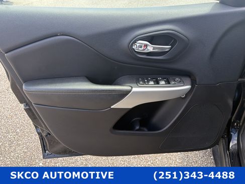 Used 2018 Jeep Cherokee Latitude Plus AWD/4WD image 12