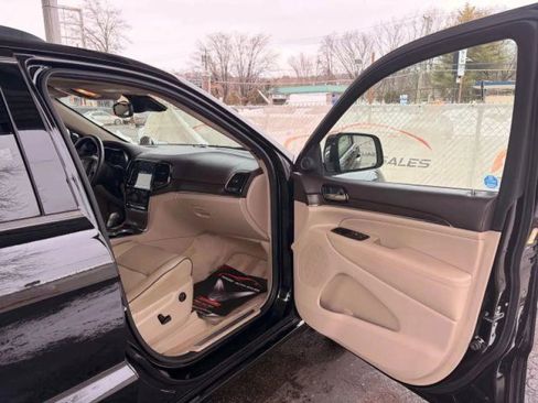 Used 2019 Jeep Grand Cherokee Overland AWD/4WD image 17