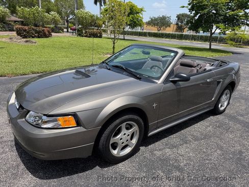 Used 2002 Ford Mustang Convertible RWD image 1