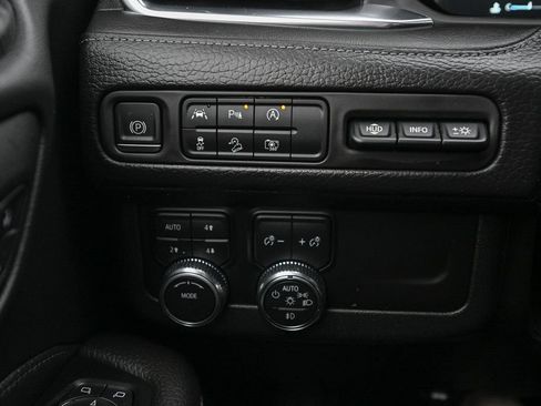 Used 2023 GMC Yukon XL Denali image 38