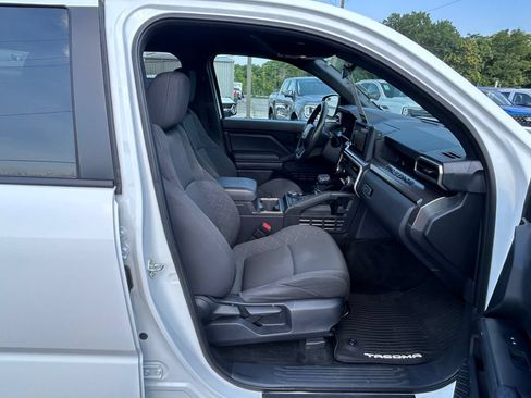 Used 2025 Toyota Tacoma SR5 AWD/4WD image 15