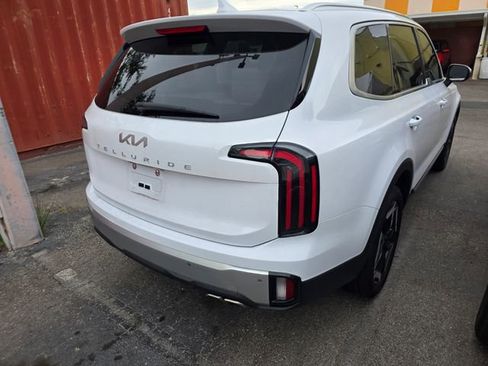 Certified 2024 Kia Telluride EX w/ EX Captain's Chair Package FWD image 7