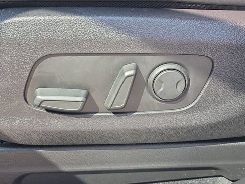 Used 2023 Kia Carnival EX FWD image 19
